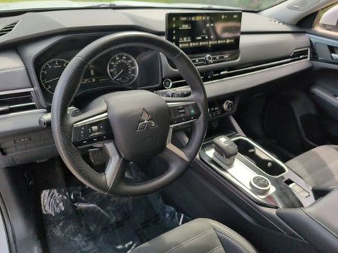 Used 2025 Mitsubishi Outlander SE FWD image 15