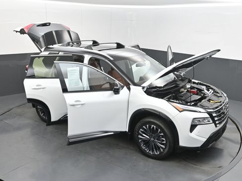 Certified 2025 Nissan Rogue Platinum w/ Platinum Premium Package FWD image 34