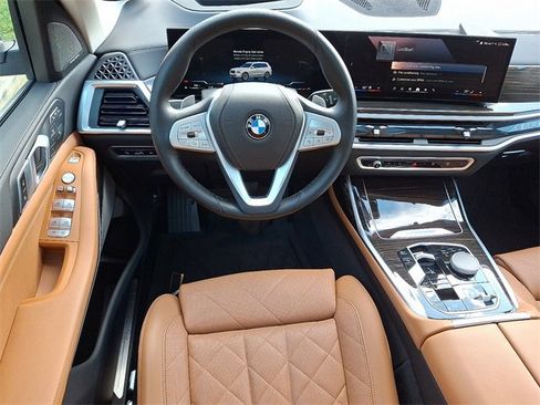 Used 2024 BMW X7 xDrive40i w/ Premium Package image 11