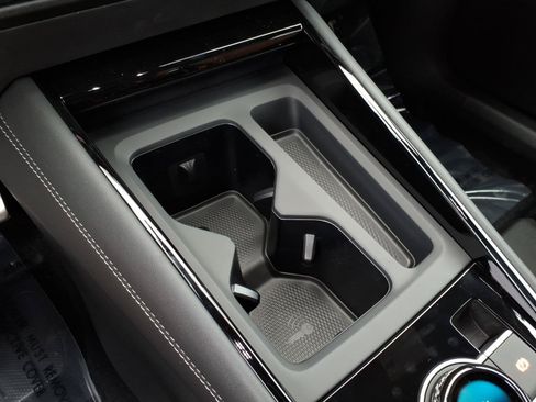 New 2026 Volkswagen Tiguan SEL R-Line AWD/4WD image 17