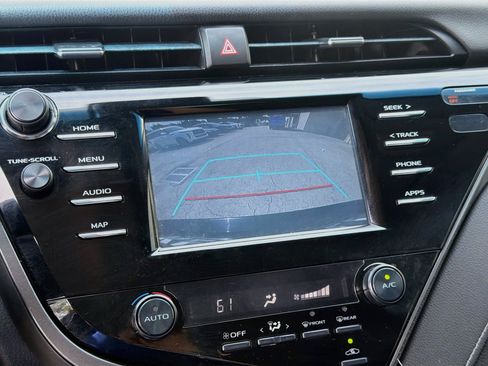 Used 2019 Toyota Camry SE FWD image 11