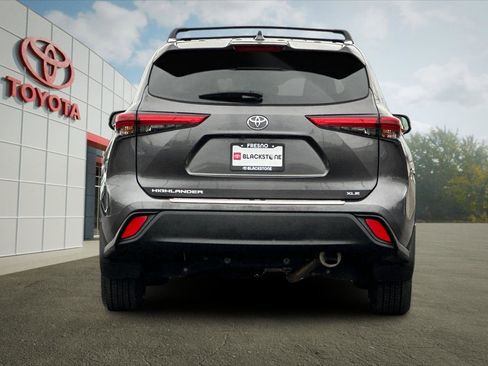 Used 2023 Toyota Highlander XLE w/ Protection Package #3 (TMS) FWD image 4