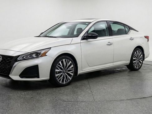 Used 2025 Nissan Altima 2.5 SV image 3