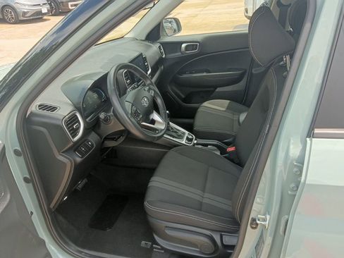 Used 2025 Hyundai Venue SEL FWD image 4