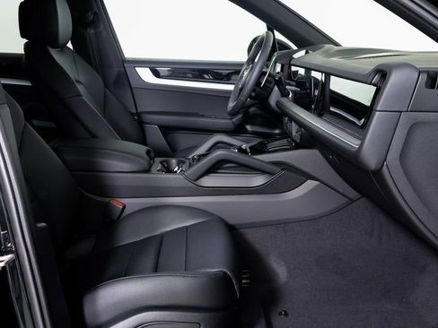 Used 2025 Porsche Cayenne image 6