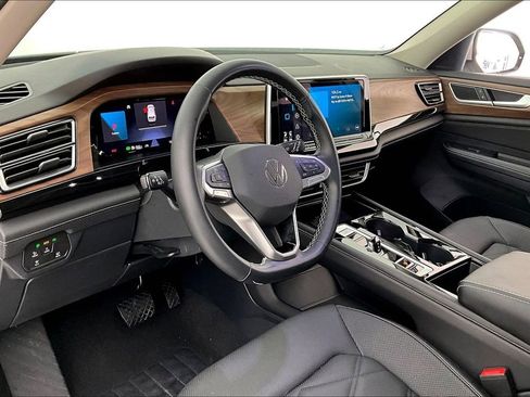 Used 2025 Volkswagen Atlas SE image 16