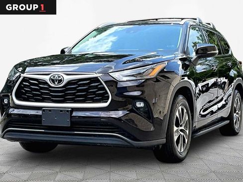 Used 2022 Toyota Highlander XLE FWD image 1