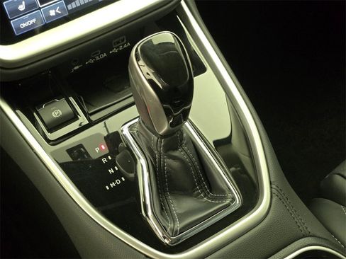 Certified 2025 Subaru Outback Limited XT image 33