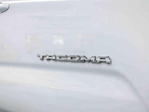 Used 2020 Toyota Tacoma TRD Off-Road w/ Technology Package image 18