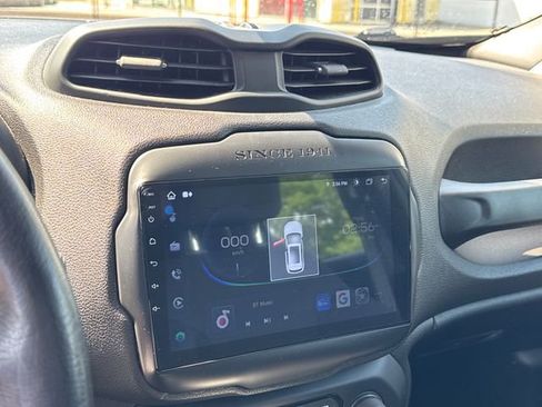 Used 2018 Jeep Renegade Latitude w/ Advanced Technology Group FWD image 19