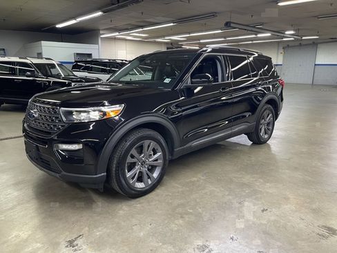Used 2022 Ford Explorer XLT w/ Equipment Group 202A image 3