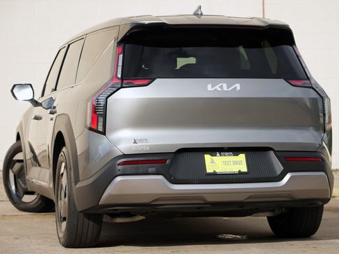 Used 2024 Kia EV9 Light Long Range RWD image 5