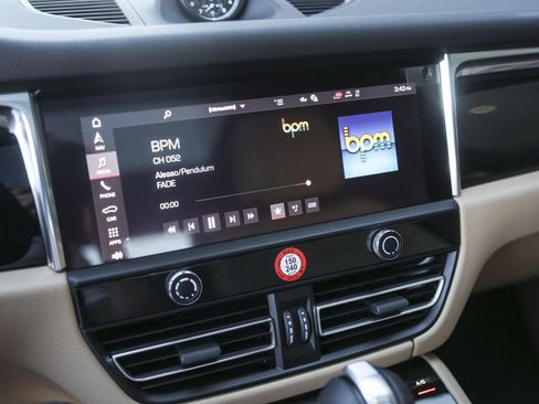 Certified 2026 Porsche Macan AWD/4WD image 21