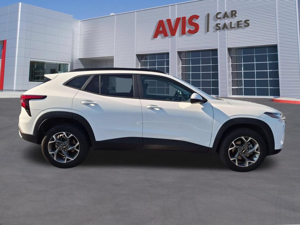 Used 2025 Chevrolet Trax LT w/ LT Convenience Package FWD image 5