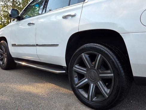 Used 2017 Cadillac Escalade Luxury AWD/4WD image 11