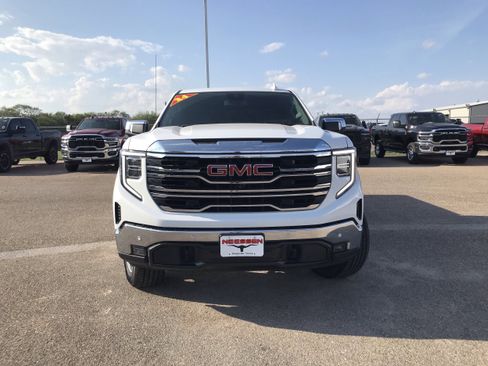 Used 2024 GMC Sierra 1500 SLT image 2