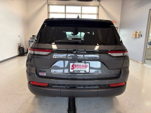Used 2023 Jeep Grand Cherokee Altitude AWD/4WD image 7