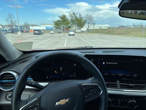 Used 2025 Chevrolet Trax LT w/ LT Convenience Package image 33