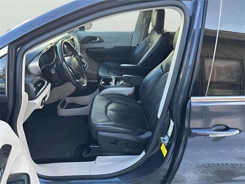 Used 2020 Chrysler Pacifica Touring-L image 11