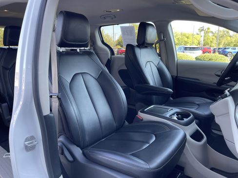 Used 2024 Chrysler Pacifica Touring-L image 33