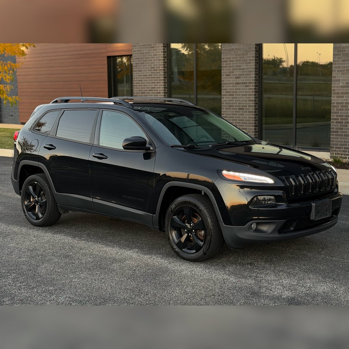 Used 2017 Jeep Cherokee Limited FWD image 1