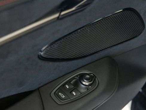 Used 2025 Aston Martin V8 Vantage Coupe image 31