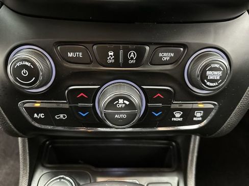 Used 2019 Jeep Cherokee Latitude Plus w/ Comfort/Convenience Group AWD/4WD image 21