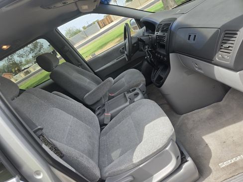 Used 2005 Kia Sedona LX w/ Value Pkg image 19