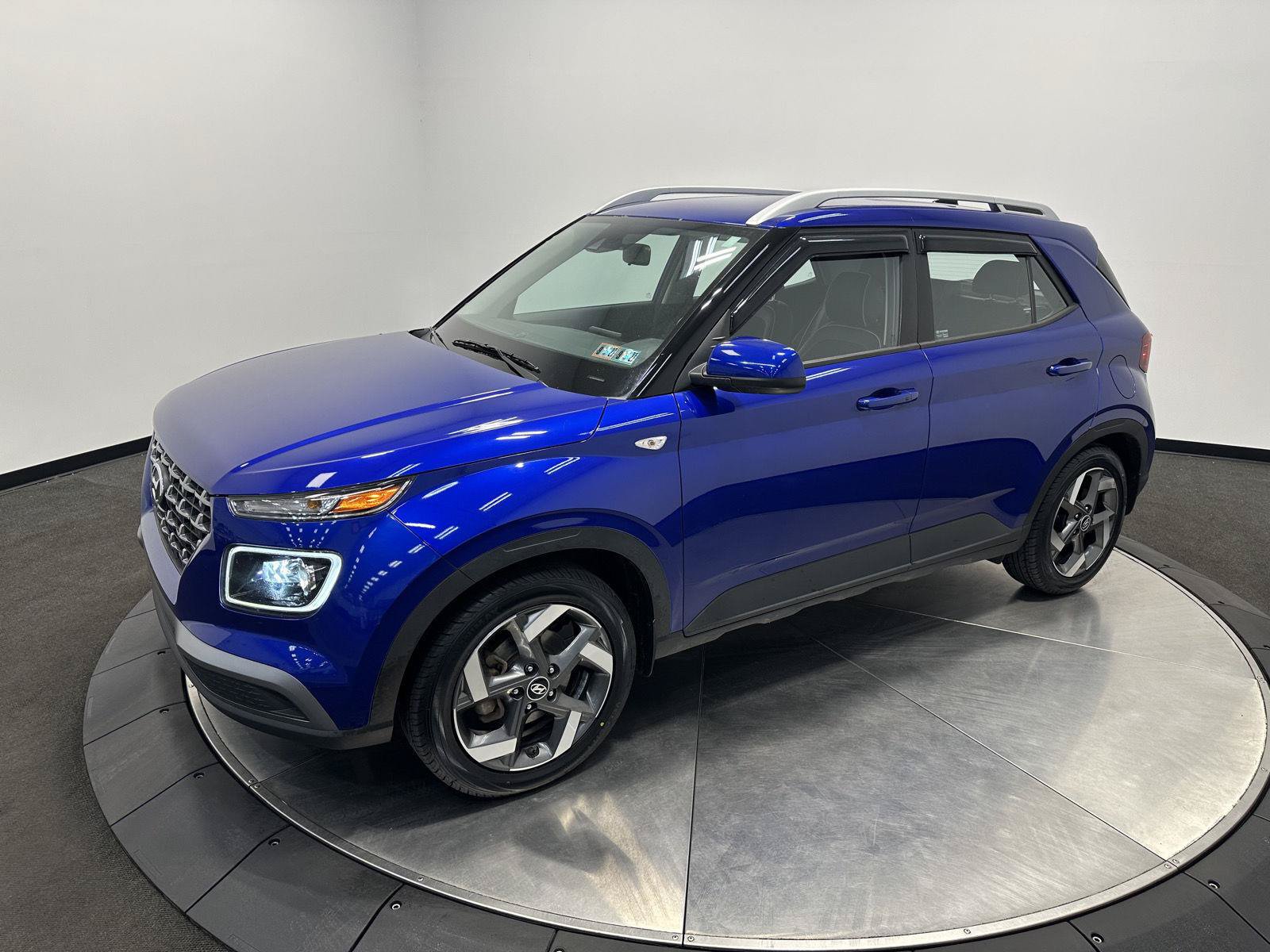 Used 2022 Hyundai Venue Limited FWD image 4