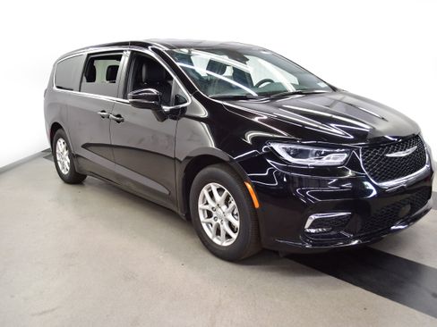 Used 2025 Chrysler Pacifica Select FWD image 2
