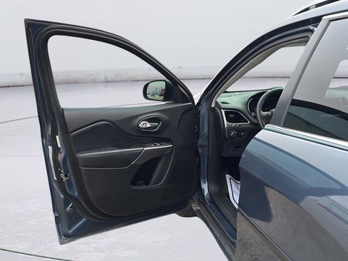 Used 2019 Jeep Cherokee Latitude w/ Popular Appearance Group image 20