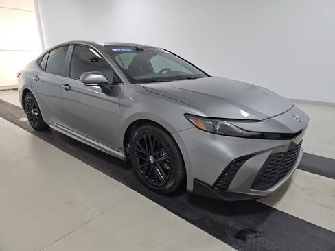 Used 2025 Toyota Camry SE FWD image 3