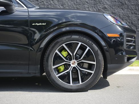 Certified 2025 Porsche Cayenne S AWD/4WD image 11