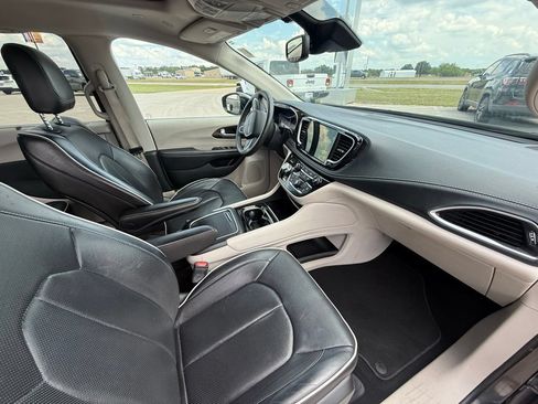 Used 2023 Chrysler Pacifica Limited FWD image 19