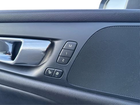 Used 2019 Volvo S60 T6 Momentum w/ Premium Package image 25