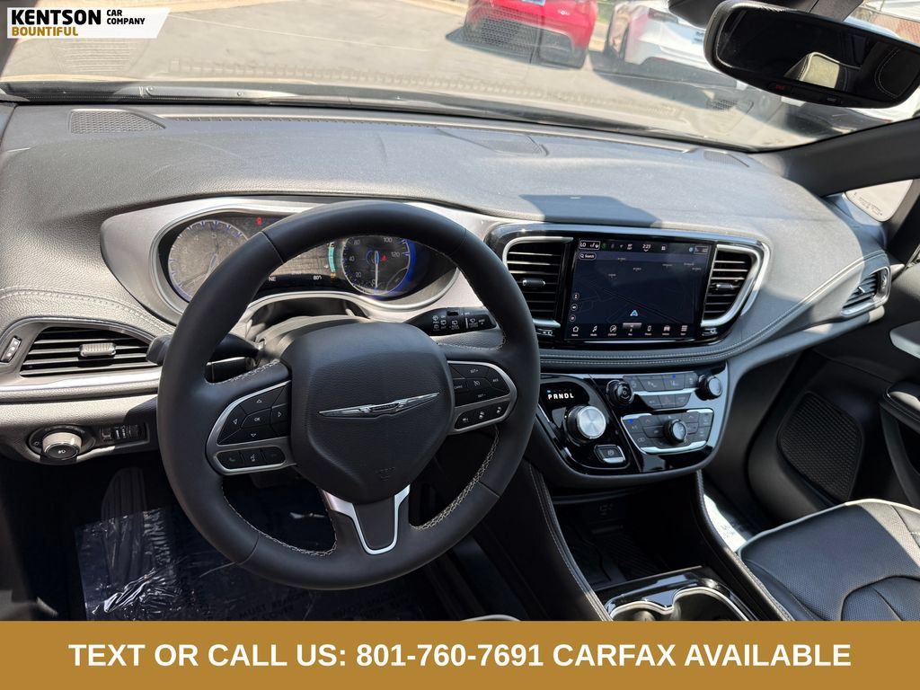 Used 2026 Chrysler Pacifica Limited FWD image 28