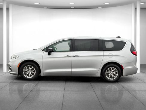 Used 2024 Chrysler Pacifica Touring-L image 4