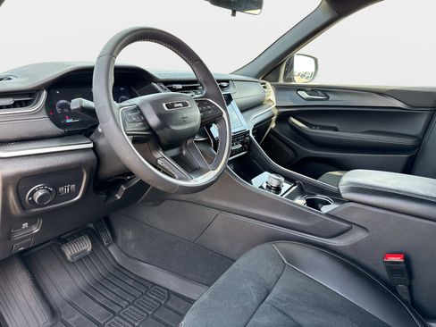 Used 2025 Jeep Grand Cherokee L Altitude image 33