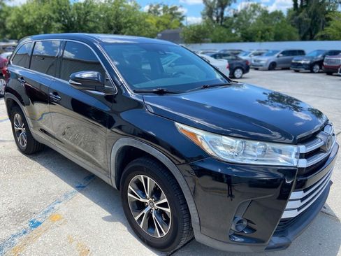 Used 2019 Toyota Highlander LE FWD image 6
