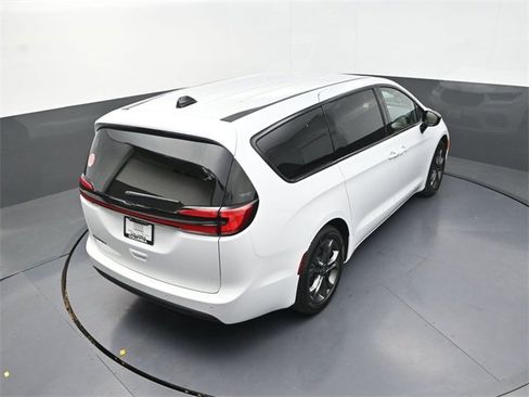 New 2026 Chrysler Pacifica Select image 15