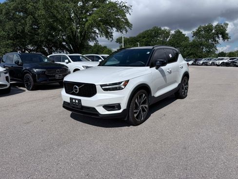 Used 2019 Volvo XC40 T4 R-Design FWD image 2