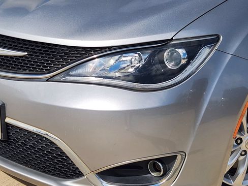 Used 2018 Chrysler Pacifica Touring-L FWD image 11