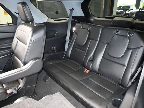 Used 2022 Ford Explorer XLT w/ Equipment Group 202A image 32