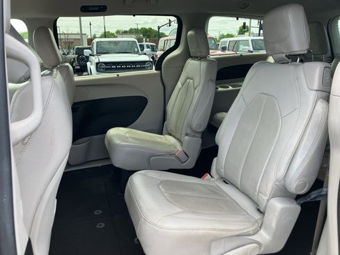 Used 2019 Chrysler Pacifica Touring-L FWD image 27