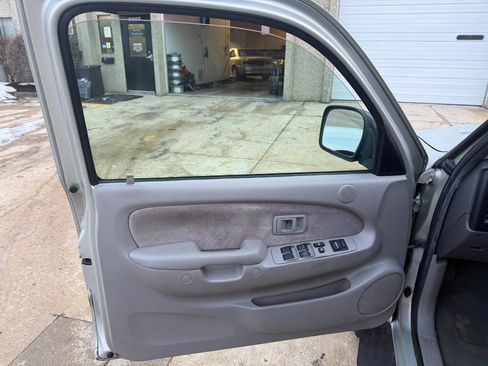 Used 2004 Toyota Tacoma V6 image 4