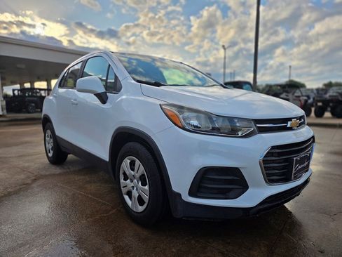 Used 2017 Chevrolet Trax LS w/ Fleet Convenience Package FWD image 3