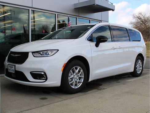 New 2026 Chrysler Pacifica Select image 3