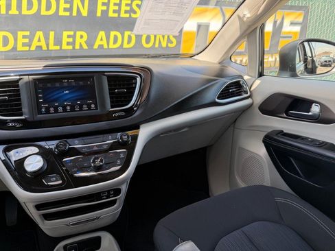 Used 2020 Chrysler Voyager LX FWD image 26