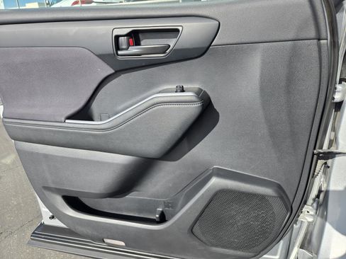 Used 2024 Toyota Highlander LE image 20