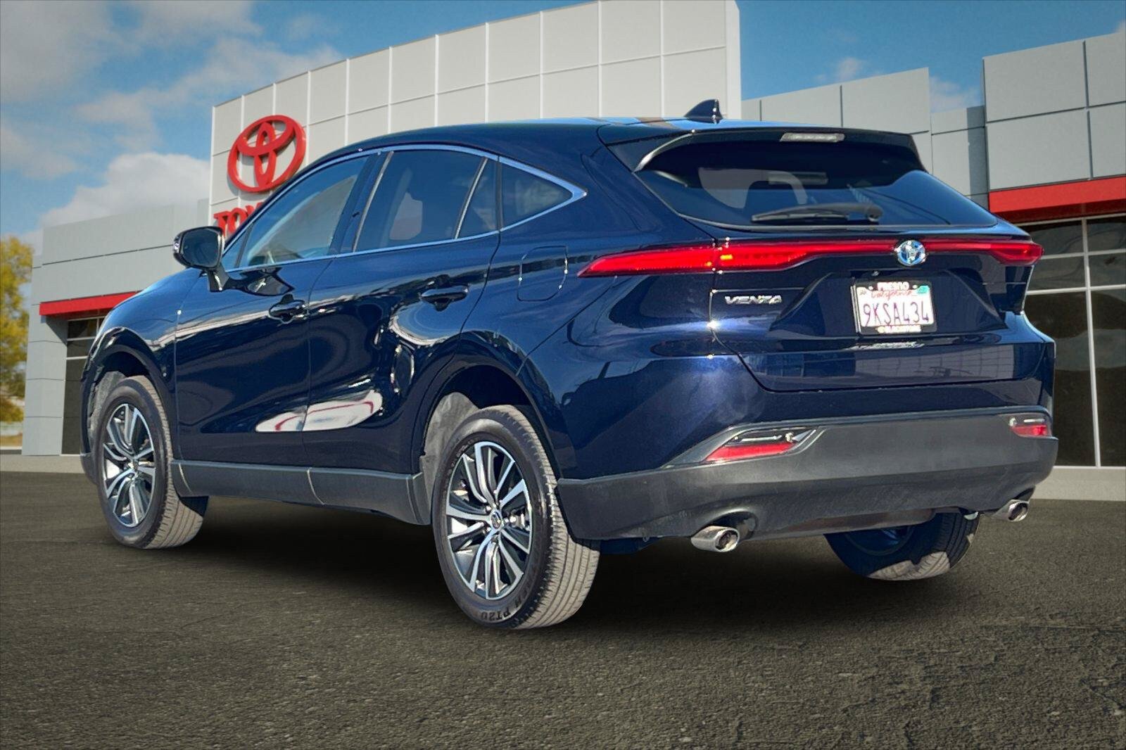 Certified 2024 Toyota Venza LE AWD/4WD image 5